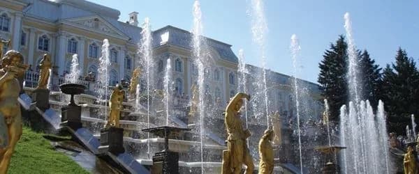 4. Gün · ST PETERSBURG HERMITAGE SARAYI ve KANAL Moskova St. Petersburg Turu Kolay Vize, Rusya odaklı şehir ve kültür deneyimi sunan 6 günlük bir programdır. Rusya bölgesini ilk kez keşfetmek isteyen misafirler için dengeli bir akış hedefler. - Moskova St. Petersburg Turu Kolay Vize