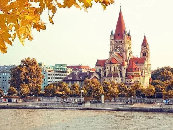 Jour 2 · Prague karlovy Vary Jour 5 · Vienne (visite de Hallstatt et de la région des lacs autrichiens) - Europe centrale Budapest Vienne Prague Tour